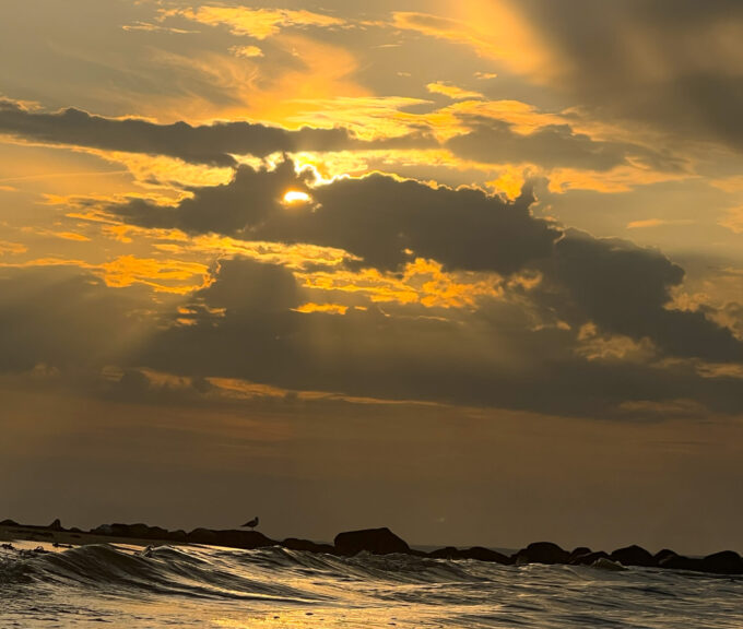 Sonnenuntergang und Wellen