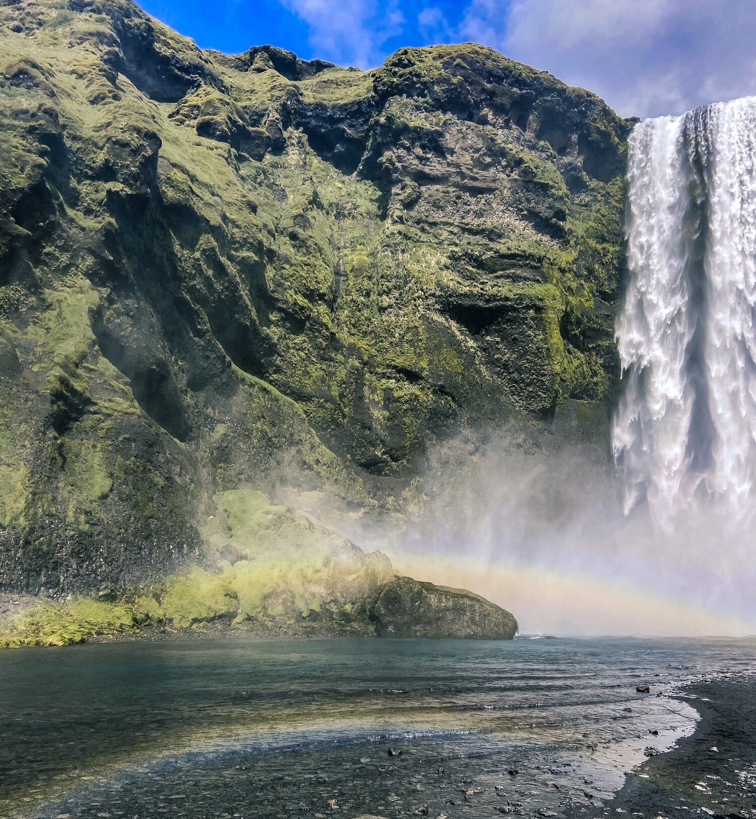 Wasserfall mit Regenbogen